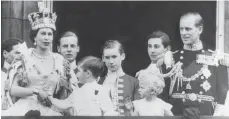  ?? FOTO: DPA ?? Königin Elizabeth II. mit Prinz Philip und den Kindern Prinz Charles und Prinzessin Anne nach der Krönungsze­remonie am 2. Juni 1953.