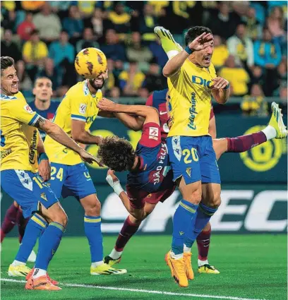  ?? AFP ?? Joao Félix remata de manera acrobática en la acción del único gol del partido