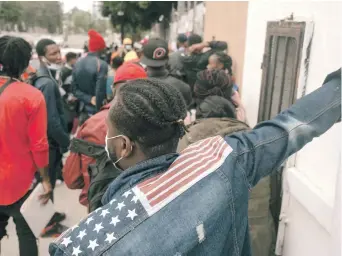  ?? AFP ?? Migrantes haitianos se registran en la Comisión Nacional para los Refugiados, en Tijuana, Baja California, el mes pasado.