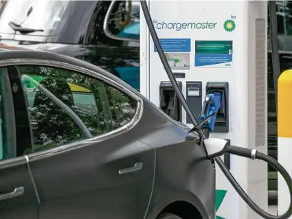  ?? Luke MacGregor / Bloomberg ?? British oil major BP is working to get a foothold in the U.S. ahead of an anticipate­d jump in electric vehicles sales and drivers.