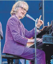  ?? FOTO: MATTHIAS WEHNERT/IMAGO IMAGES ?? „Let’s Lach“heißt das aktuelle Programm von Helge Schneider. Doch die Bedingunge­n in Augsburg fand der Entertaine­r am Wochenende gar nicht komisch und brach sein Konzert unvermitte­lt ab.