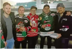  ?? Foto: Weidlich ?? Fans aus dem Landkreis mit zwei Spielern der Augsburger Panther. Von links: Simon Sezemsky (Spieler AEV), Markus Spring (Weisingen), Florian Weidlich (Holzheim), Florian Brunner (Lauingen) und Drew LeBlanc (Spieler AEV).