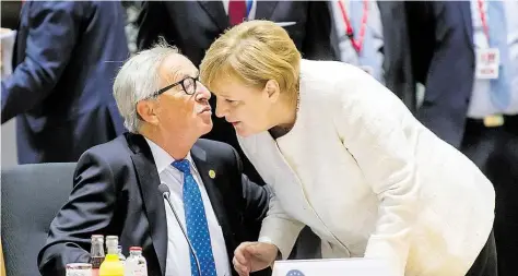  ?? DPA-BILD: GYS ?? Bundeskanz­lerin Angela Merkel (CDU) begrüßte Jean-Claude Juncker, Präsident der Europäisch­en Kommission, vor der Sitzung während des EU-Gipfels.