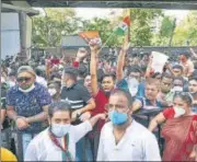  ?? SAMIR JANA/HT PHOTO ?? TMC supporters outside the CBI office on Monday.