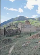  ?? [ Feldbacher ] ?? Friedhof in Kirgisista­n: Jurtennach­bauten neben sowjetisch­en Grabblöcke­n.