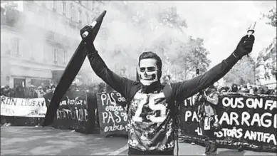  ??  ?? Een demonstran­t tijdens de 1 mei-protesten in Parijs. (Foto: NU.nl)