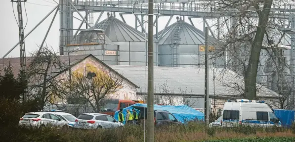  ?? Foto: Michal Dyjuk, dpa ?? Polizisten ermitteln nach einem tödlichen Raketenein­schlag vor einem Getreidela­ger.