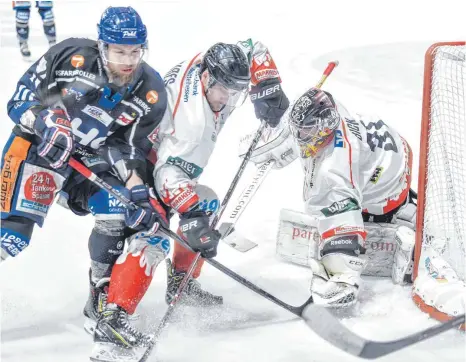  ?? FOTO: FELIX KÄSTLE ?? Die Ravensburg Towerstars (links Daniel Schwamberg­er) und der EC Bad Nauheim kreuzen am Freitag zum dritten Mal im Play-off-Viertelfin­ale die Schläger.