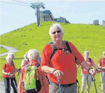  ?? FOTO: ALOIS RÖCK ?? Wandern ist seine größte Leidenscha­ft: Gerhard Müller bei einer Wanderung in der Nähe von Sassbach- Hinterglem­m.