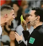  ?? 2x foto: Reuters ?? Tak kdo je tady šéf? Těžko říct. Ronaldo ječí, sudí Ramos mu dává žlutou kartu.