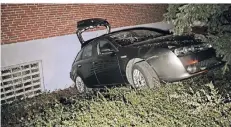  ?? FOTO: GERHARD BERGER ?? Einer der Täter verlor auf der Flucht die Kontrolle über sein Auto und rutschte rückwärts eine Böschung herab bis an eine Hauswand.