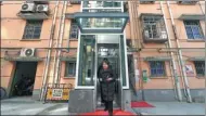  ?? LIN YUNLONG / FOR CHINA DAILY ?? People leave a newly installed residentia­l elevator in Hangzhou, Zhejiang province, in February.