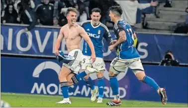  ?? ?? Paulino, sin camiseta, celebra enfervoriz­ado su gol al Leganés con Borja Sánchez y Colombatto.