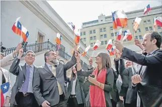  ?? MARTIN BERNETTI / AFP ?? Santiago. Los miembros del Gobierno chileno celebran la decisión de la CIJ en el palacio de La Moneda.