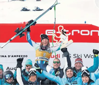  ?? Foto: Alessandro Trovati / AP Photo ?? Nepopisno veselje v ekipi Ilke Štuhec po zmagi v Cortini d'Ampezzo. Ilka je na svetovnem prvenstvu med največjimi favoritinj­ami za zmago v smuku.