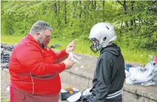  ?? FOTO: ELENA KRETSCHMER ?? Nur mit Mundschutz: Wenn Neuzugänge ausgestatt­et werden, geht das derzeit nur mit Maske.