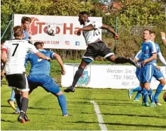  ?? Foto: Otmar Selder ?? Rachad Bamario (Mitte) und der TSV Friedberg sorgten für viel Unruhe in der Hinter mannschaft des SSV Alsmoos Petersdorf und siegten am Ende.