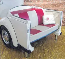  ?? FOTO: AUTOMÖBELD­ESIGN-MARTIN SCHLUND ?? Den Rücksitz dieses VW Käfers zum Sofa umzufunkti­onieren, bietet sich geradezu an.