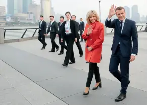  ??  ?? Le 4 novembre 2019, le président français Emmanuel Macron et son épouse Brigitte se promènent dans le Bund de Shanghai.