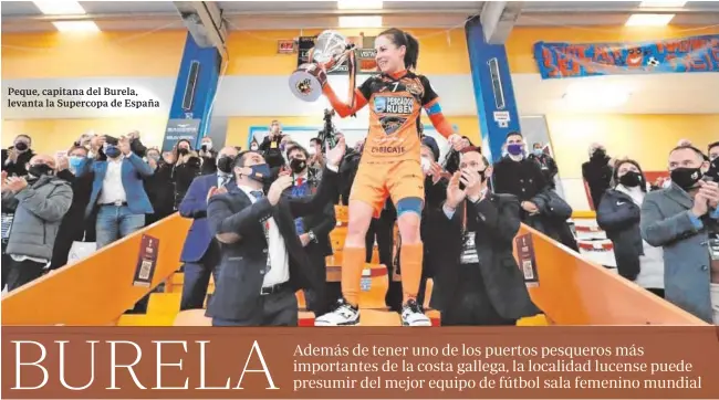  ?? ABC ?? Peque, capitana del Burela, levanta la Supercopa de España