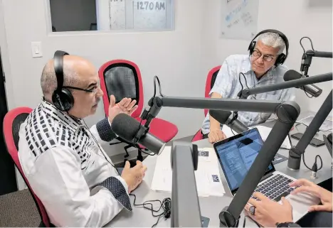  ?? CECILIA FIGUEROA / LA PRENSA ?? El pastor Nino González, de Calvario City Church, junto al pastor Esteban Rodríguez, de Centro Cristiano Pan de Vida, en el programa radial “La Voz del Inmigrante” por la emisora Radio Luz 1160 AM y 1270 AM.