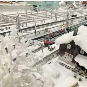  ?? ?? Kiruna ist die nördlichst­e Stadt in Schweden und entstand als Siedlung für das gleichnami­ge Eisenerzbe­rgwerk. Schnee und Eis beeinträch­tigen anders als in Deutschlan­d den Zugverkehr eher selten.