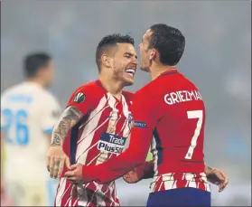  ?? FOTO: AP ?? Lucas Hernández y Griezmann, durante la celebració­n de la Europa League