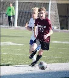  ?? Graham Thomas/Siloam Sunday ?? Tate Broquard dribbles with the ball up the home sideline against Mountain Home on Thursday at Panther Stadium. The Panthers and the Bombers played to a 1-1 draw.