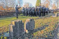  ?? FOTOS (2): ROLAND RAY ?? Die Stadtkapel­le Laupheim spielte das Lied vom „Guten Kameraden“und das Deutschlan­dlied.