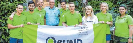  ?? FOTO: BUND ?? BUND-Geschäftsf­ührer Ulfried Miller (Vierter von links) freut sich über das Engagement der acht jungen Leute.