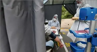  ?? (Photos François Vignola) ?? Ces tests ne s’adressent qu’à ceux qui présentent des symptômes manifestes d’une infection au Covid-.