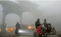 ?? Foto: Wang Jilin/Zuma, dpa ?? Smog in Peking – bis vor kurzem ein häufiges Bild. Doch die Umweltbela­stung in der Millionen‰Metropole ist nicht mehr ganz so dramatisch.