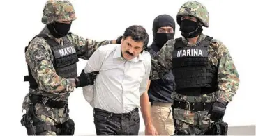  ?? Eduardo Verdugo / AP ?? Miembros de la Marina mexicana escoltan al capturado líder del narcotráfi­co Joaquín El Chapo Guzmán.