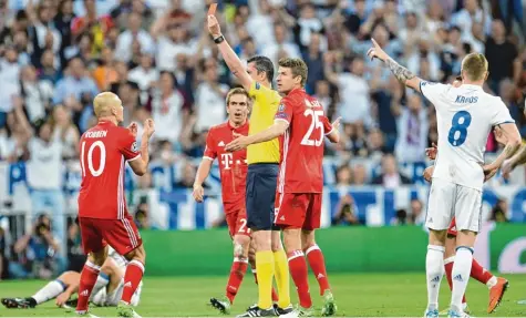  ?? Foto: Gebert, dpa ?? Gelb Rot für Arturo Vidal und zwei Abseitstor­e zugunsten Madrids: Die Fehlentsch­eidungen von Schiedsric­hter Kassai erzürnen die Bayern und ihre Fans.