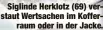  ?? ?? Siglinde Herklotz (69) verstaut Wertsachen im Kofferraum oder in der Jacke.