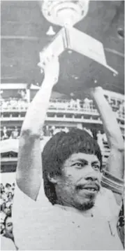  ??  ?? CAPITÁN. Primitivo Maradiaga alza el trofeo de campeón en 1981.