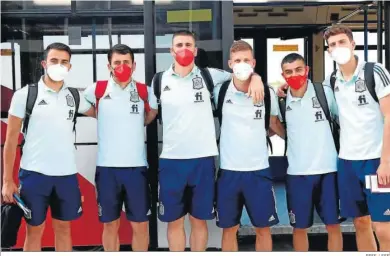  ?? RFEF / EFE ?? Eric García, Oyarzabal, Unai Simón, Dani Olmo, Pedri y Pau Torres, antes de viajar a Japón.