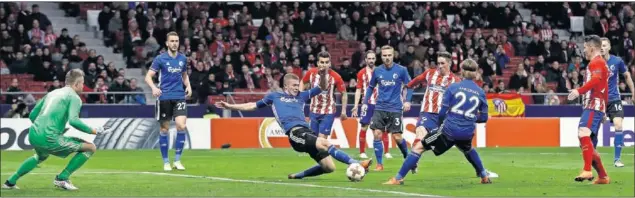  ??  ?? OCASIÓN DEL NIÑO. Poco después del gol de Gameiro pudo hacerlo Torres. Correa le envió un balón desde la línea de fondo, pero El Niño remató mal, con el exterior, para Andersen.