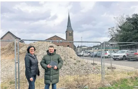  ?? FOTO: SILVIA DECKER ?? Die CDU-Politiker Petra Bocksteger­s und Frederik Paul möchten nicht, dass der Willy-Brandt-Platz noch viele weitere Jahre brachliegt.