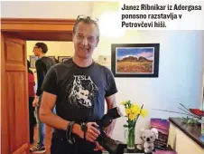  ?? ?? Janez Ribnikar iz Adergasa ponosno razstavlja v Petrovčevi hiši.