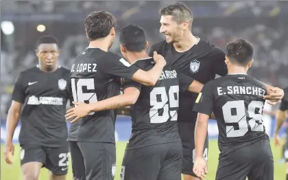  ??  ?? Jugadores del Pachuca celebran la anotación del mexicano Roberto de la Rosa (de espaldas con el número 89) durante el partido por el tercer sitio ante Al Jazira ■ Foto Afp