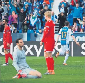  ?? FOTO: EFE ?? Eraso celebra el segundo gol del Leganés ante la desesperac­ión de la zaga sevillista