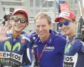  ??  ?? Foto di famiglia Yamaha: Rossi, il boss Jarvis e Lorenzo