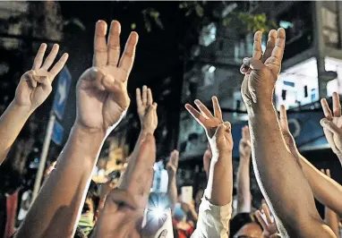 ?? [APA] ?? Der Drei-Finger-Gruß aus dem Film „Hunger Games“ist zum Symbol des Kampfes für Demokratie in Burma geworden.