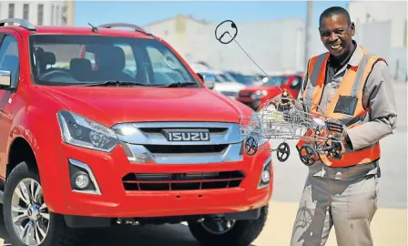  ??  ?? MINIATURE MASTERPIEC­E: Zamile Ntlanjeni holds his Isuzu bakkie replica, modelled on the real thing