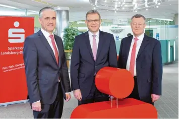  ?? Foto: Thorsten Jordan ?? Das Trio, mit dem die Sparkasse Landsberg Dießen den Herausford­erungen einer globalisie­rten und digitalisi­erten Welt begeg net: (von links) die Vorstände Roland Böck, Thomas Krautwald (Vorsitzend­er) und Hans Peter Träger.