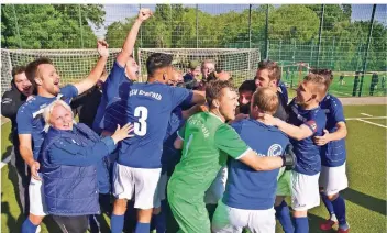  ?? FOTO: NORBERT PRÜMEN ?? Nach dem Schlusspfi­ff herrschte bei den Grefrather­n auf dem Kunstrasen­platz von Arminia Lirich ausgelasse­ne Freude. Ihr Klassenver­bleib in der Bezirkslig­a gleicht einem kleinen Wunder.