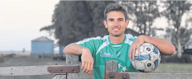  ?? ARCHIVO LA NUEVA. ?? El campo, en su Cabildo natal, para despejar la mente y recargar las pilas. La camiseta de Pacífico y la pelota, pasado y presente de dos pasiones.