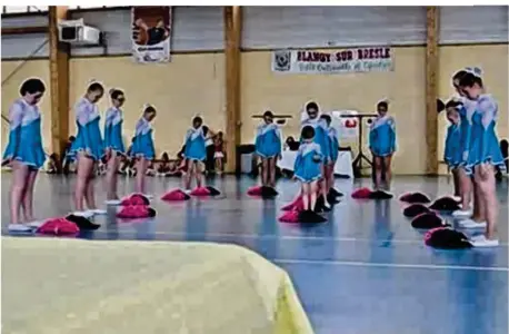  ??  ?? Depuis début septembre, les majorettes de Saint-léger-aux-bois sont devenues des nomades, répétant tantôt dans une salle des fêtes, tantôt dans une autre.