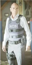  ??  ?? El actor se mantuvo grabando la serie “NCIS: Los Angeles” pese a su padecimien­to de cáncer.